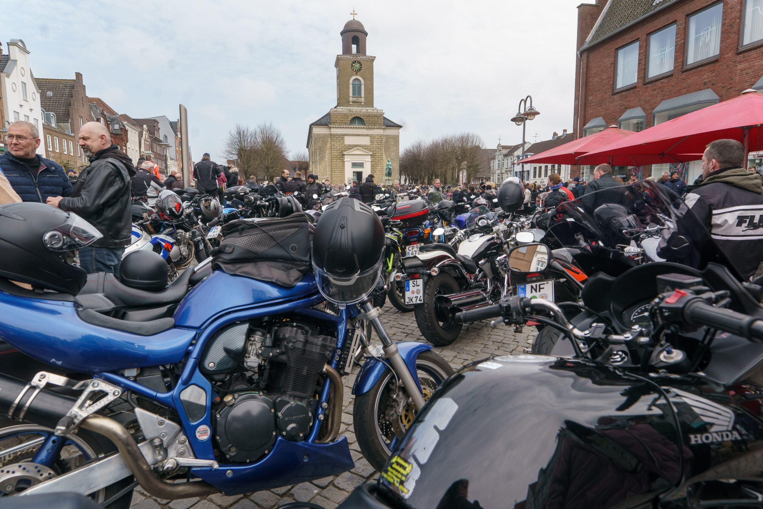 MOGO auf dem Marktplatz in Husum –  09.04.2023 – Foto Marcus Dewanger